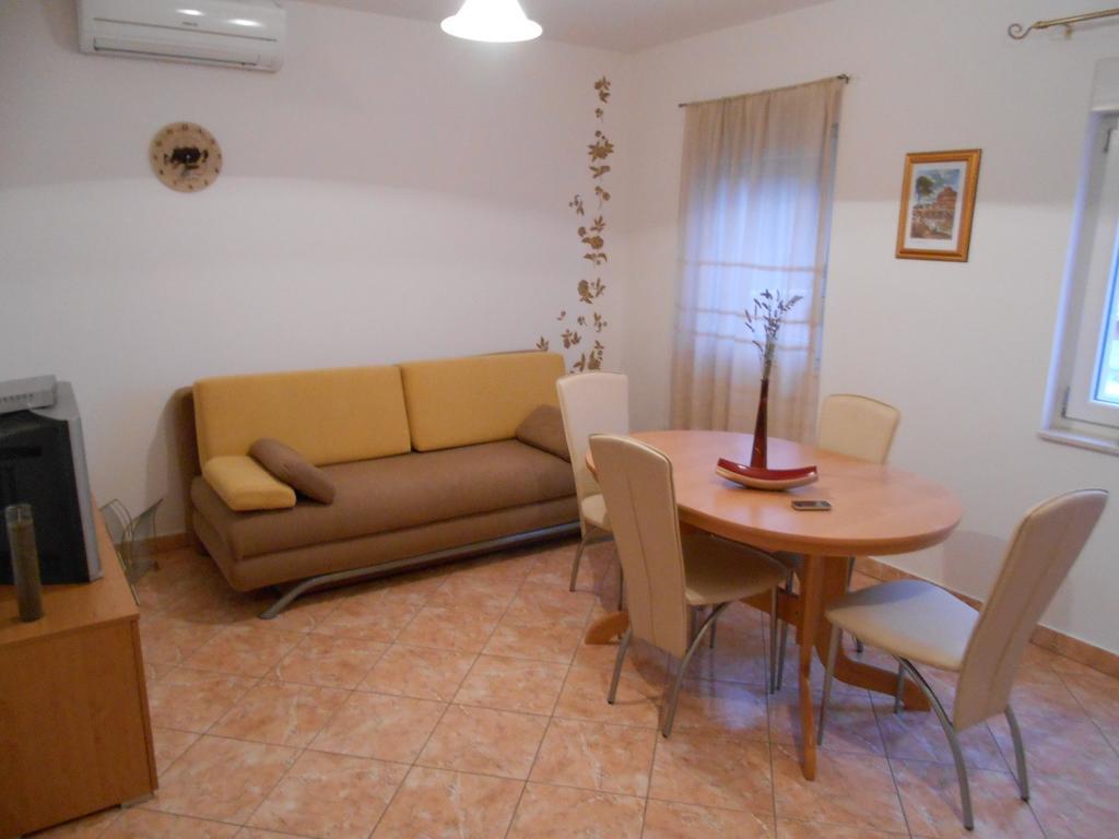 Apartments Luvi Trogir Quarto foto
